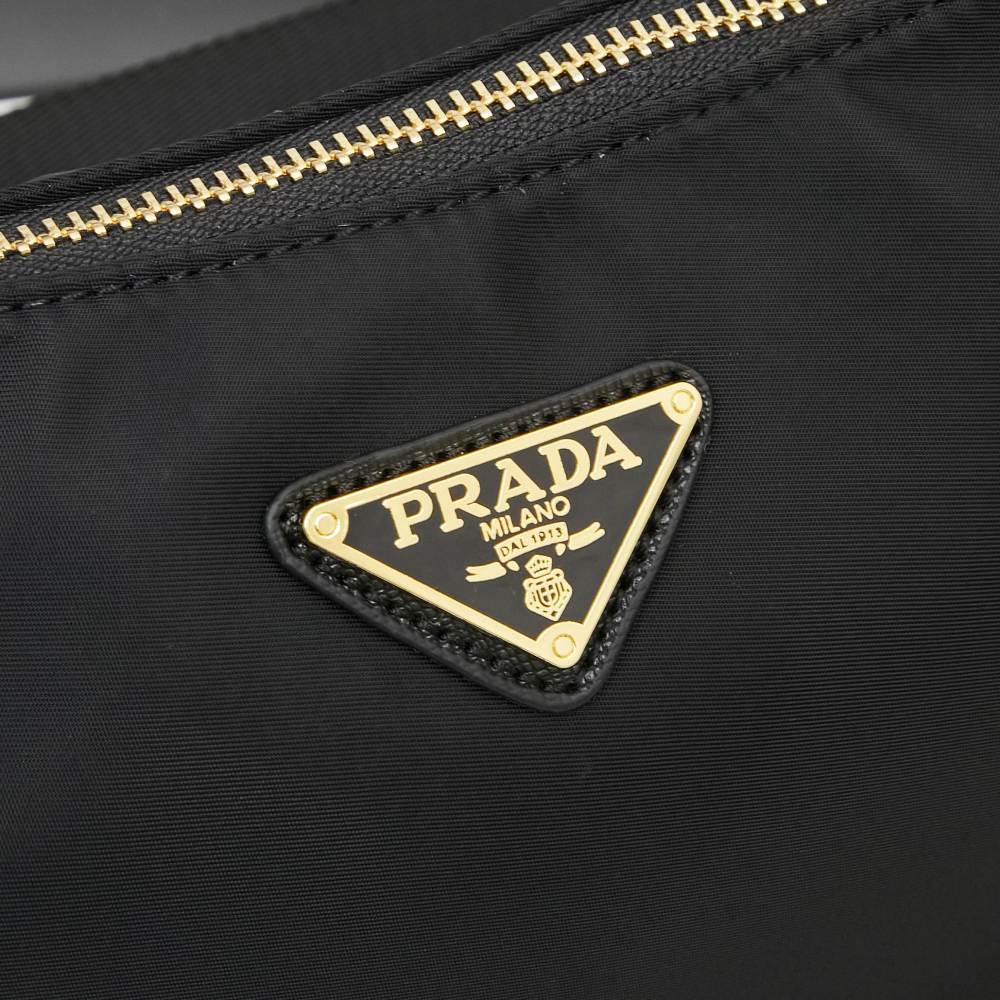 Prada（プラダ）Re-Edition 2005 再生ナイロン ヘビーデューティー Hobo バッグ ブラック コピー品