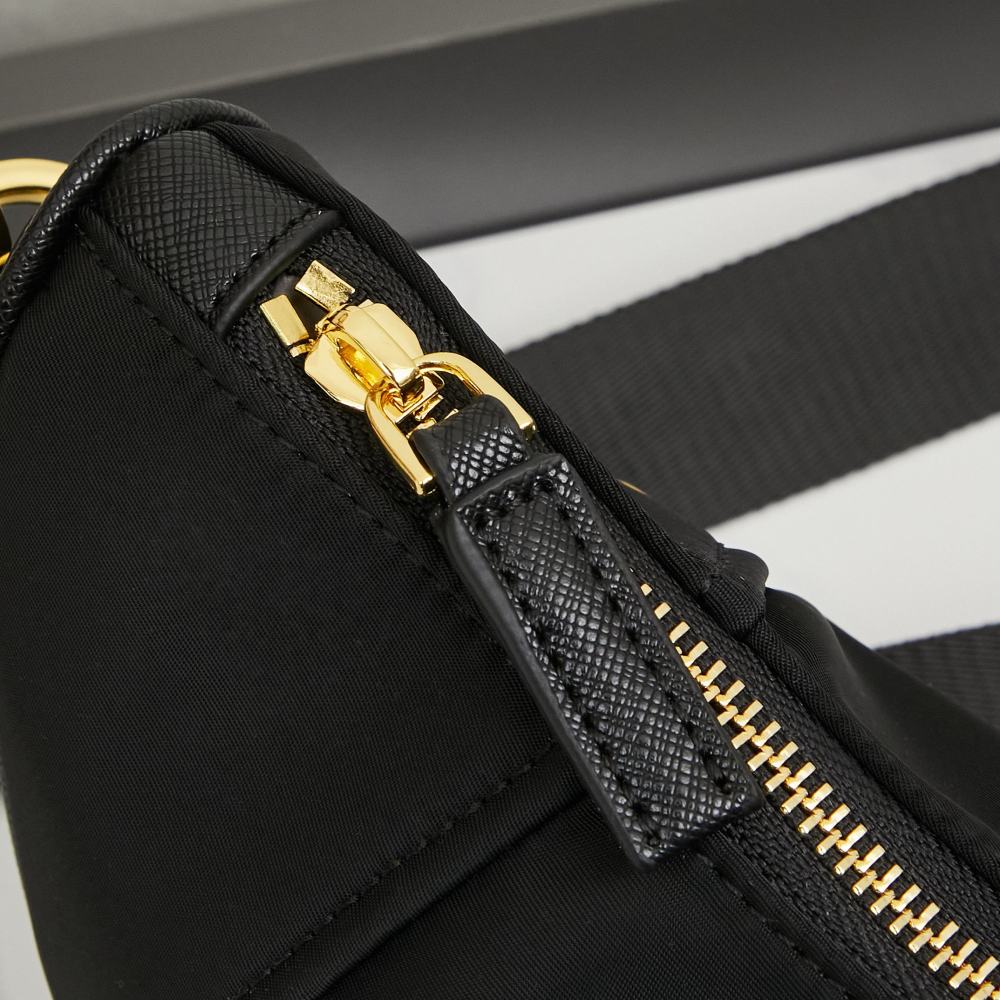 Prada（プラダ）Re-Edition 2005 再生ナイロン ヘビーデューティー Hobo バッグ ブラック コピー品