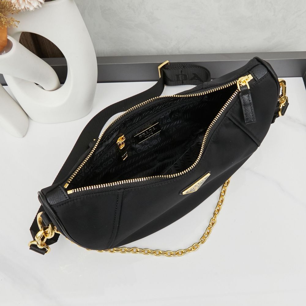 Prada（プラダ）Re-Edition 2005 再生ナイロン ヘビーデューティー Hobo バッグ ブラック コピー品