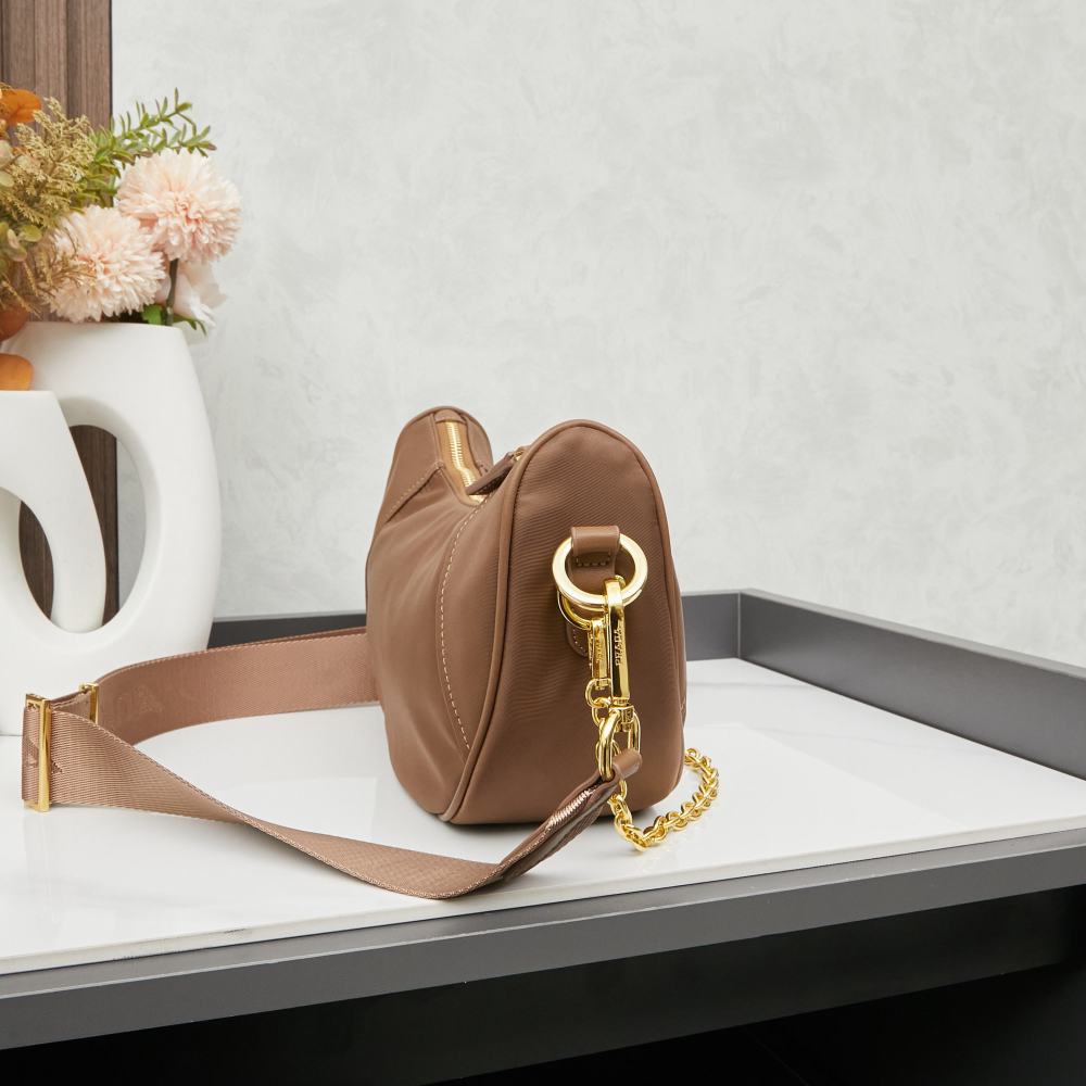 Prada（プラダ）Re-Edition 2005 再生ナイロン ヘビーデューティー Hobo バッグ ブラウン コピー品