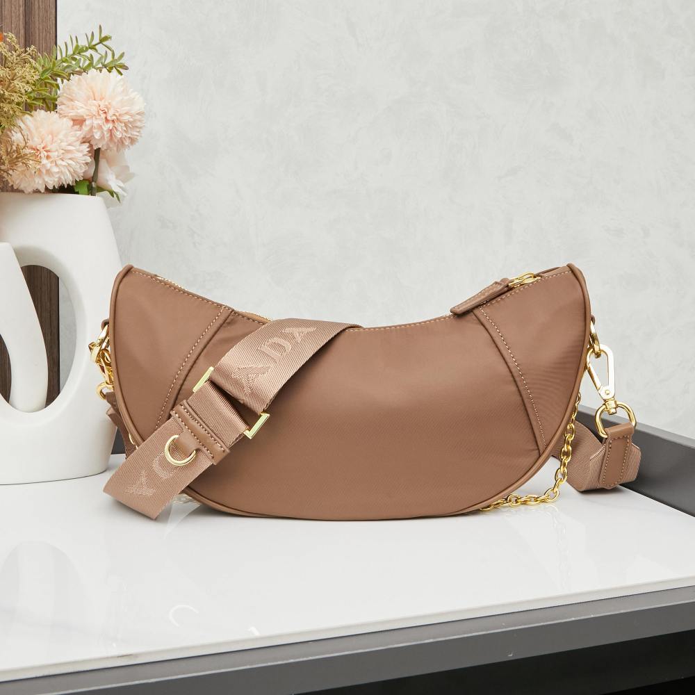 Prada（プラダ）Re-Edition 2005 再生ナイロン ヘビーデューティー Hobo バッグ ブラウン コピー品