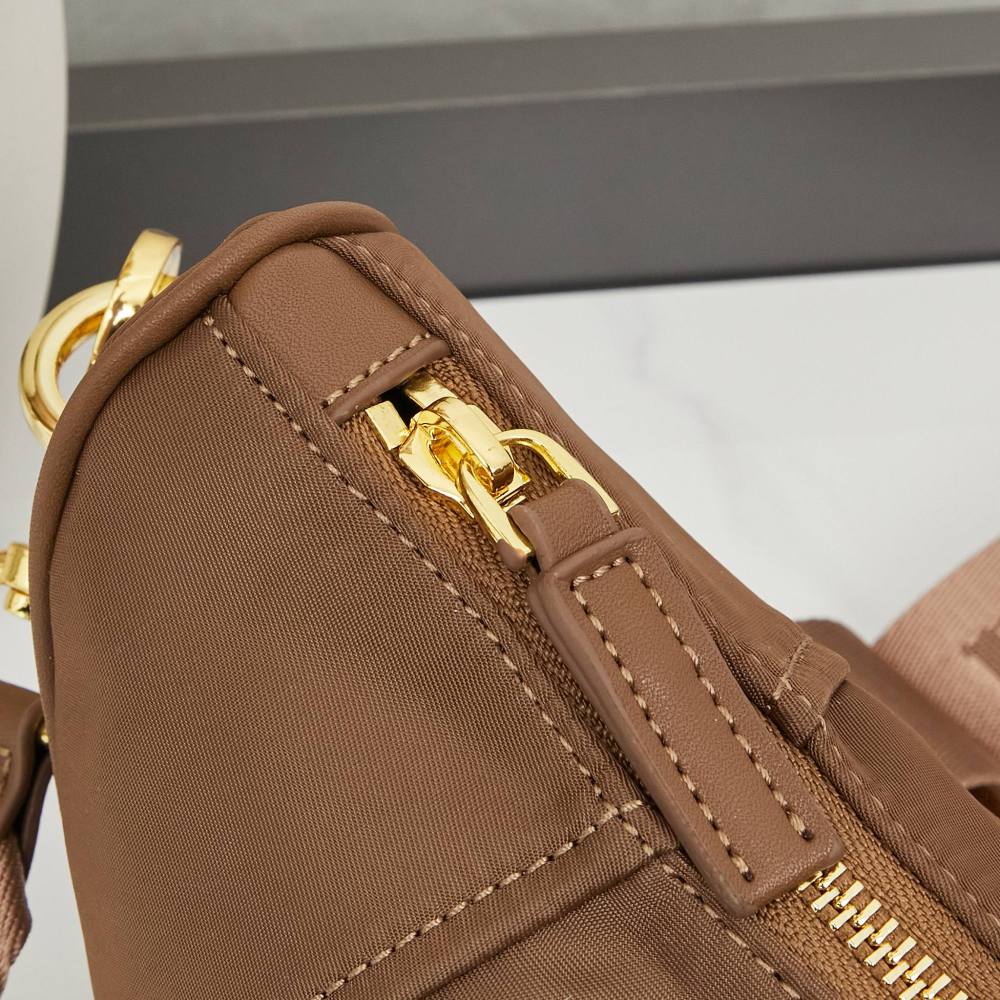Prada（プラダ）Re-Edition 2005 再生ナイロン ヘビーデューティー Hobo バッグ ブラウン コピー品