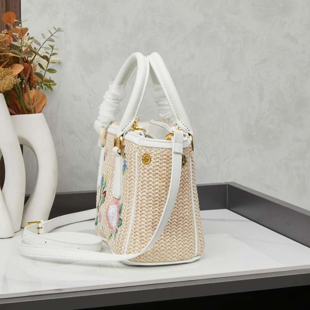 Prada（プラダ）Galleria（ガレリア）シリーズ 草編み刺繍限定ミニバッグ ホワイト コピー品