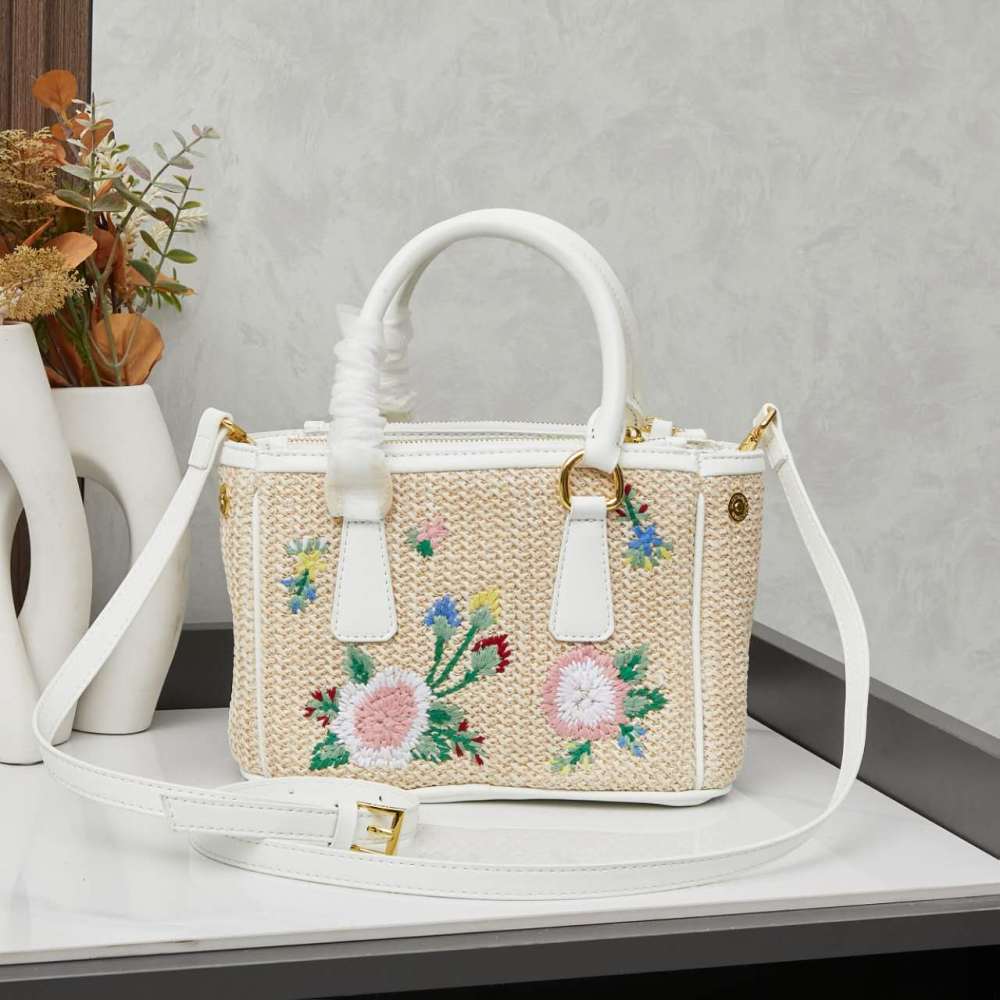 Prada（プラダ）Galleria（ガレリア）シリーズ 草編み刺繍限定ミニバッグ ホワイト コピー品
