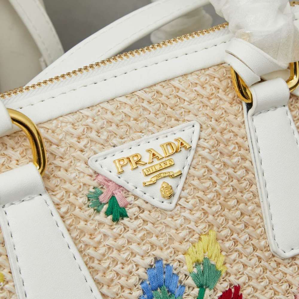 Prada（プラダ）Galleria（ガレリア）シリーズ 草編み刺繍限定ミニバッグ ホワイト コピー品