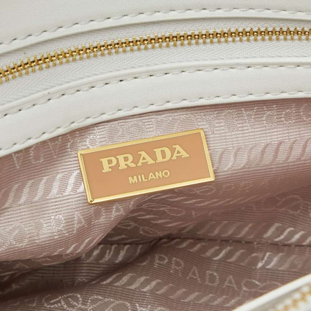 Prada（プラダ）Galleria（ガレリア）シリーズ 草編み刺繍限定ミニバッグ ホワイト コピー品