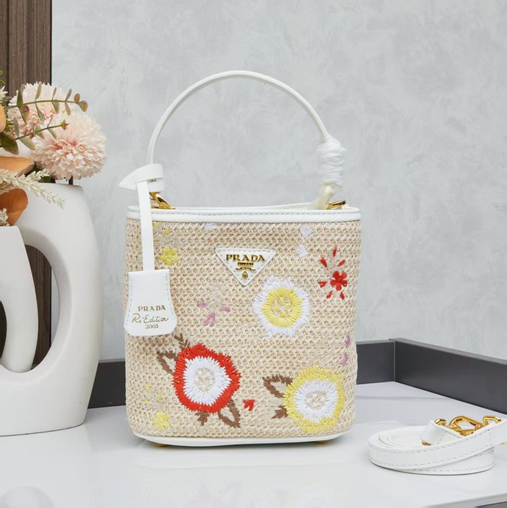 Prada（プラダ）Re-Edition 2005 草編み刺繍ミニバケツバッグ ホワイト コピー品
