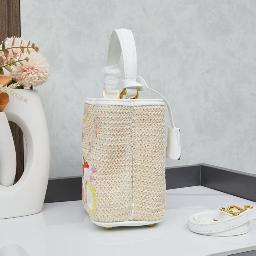 Prada（プラダ）Re-Edition 2005 草編み刺繍ミニバケツバッグ ホワイト コピー品