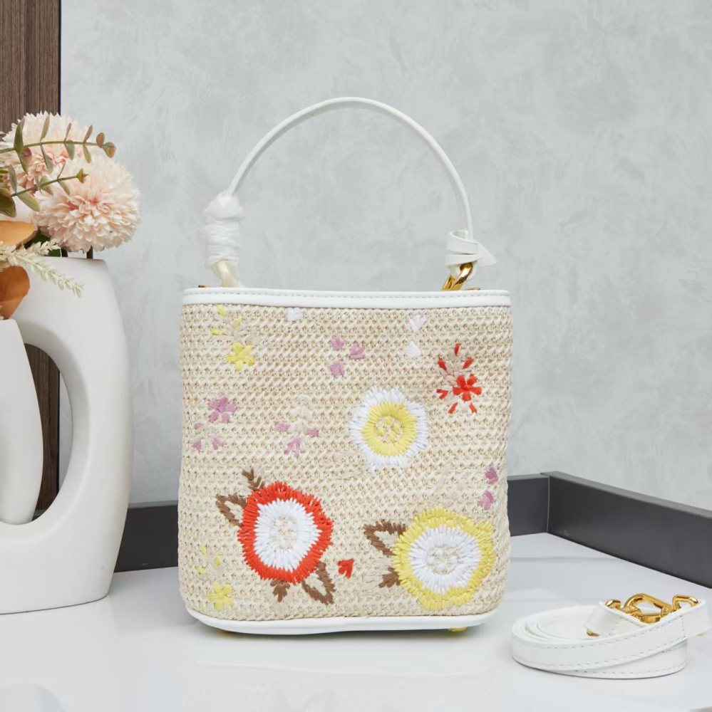 Prada（プラダ）Re-Edition 2005 草編み刺繍ミニバケツバッグ ホワイト コピー品