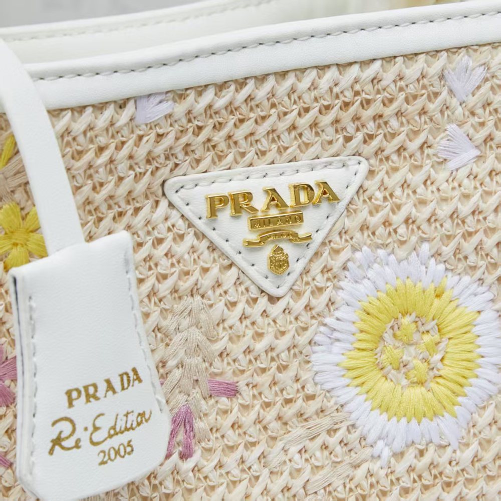 Prada（プラダ）Re-Edition 2005 草編み刺繍ミニバケツバッグ ホワイト コピー品