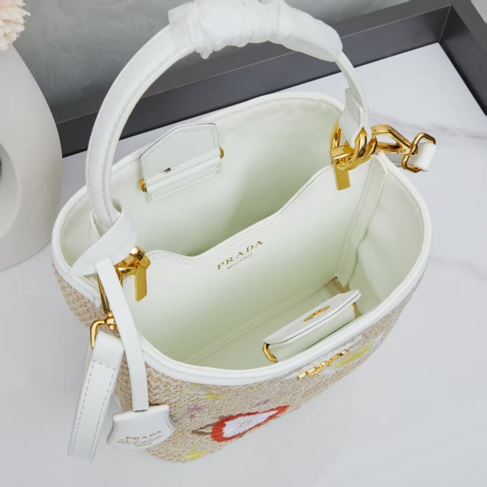 Prada（プラダ）Re-Edition 2005 草編み刺繍ミニバケツバッグ ホワイト コピー品