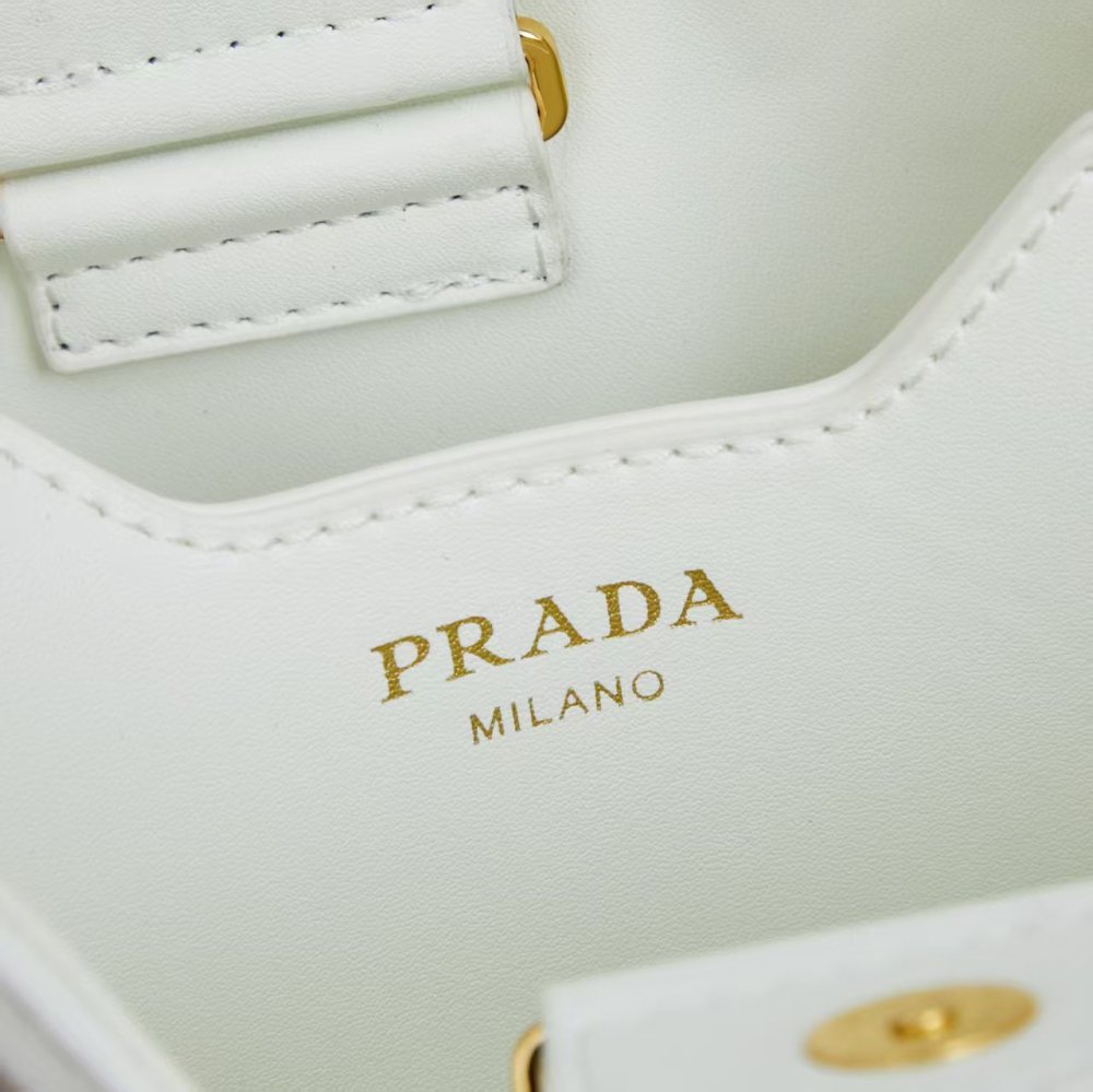 Prada（プラダ）Re-Edition 2005 草編み刺繍ミニバケツバッグ ホワイト コピー品
