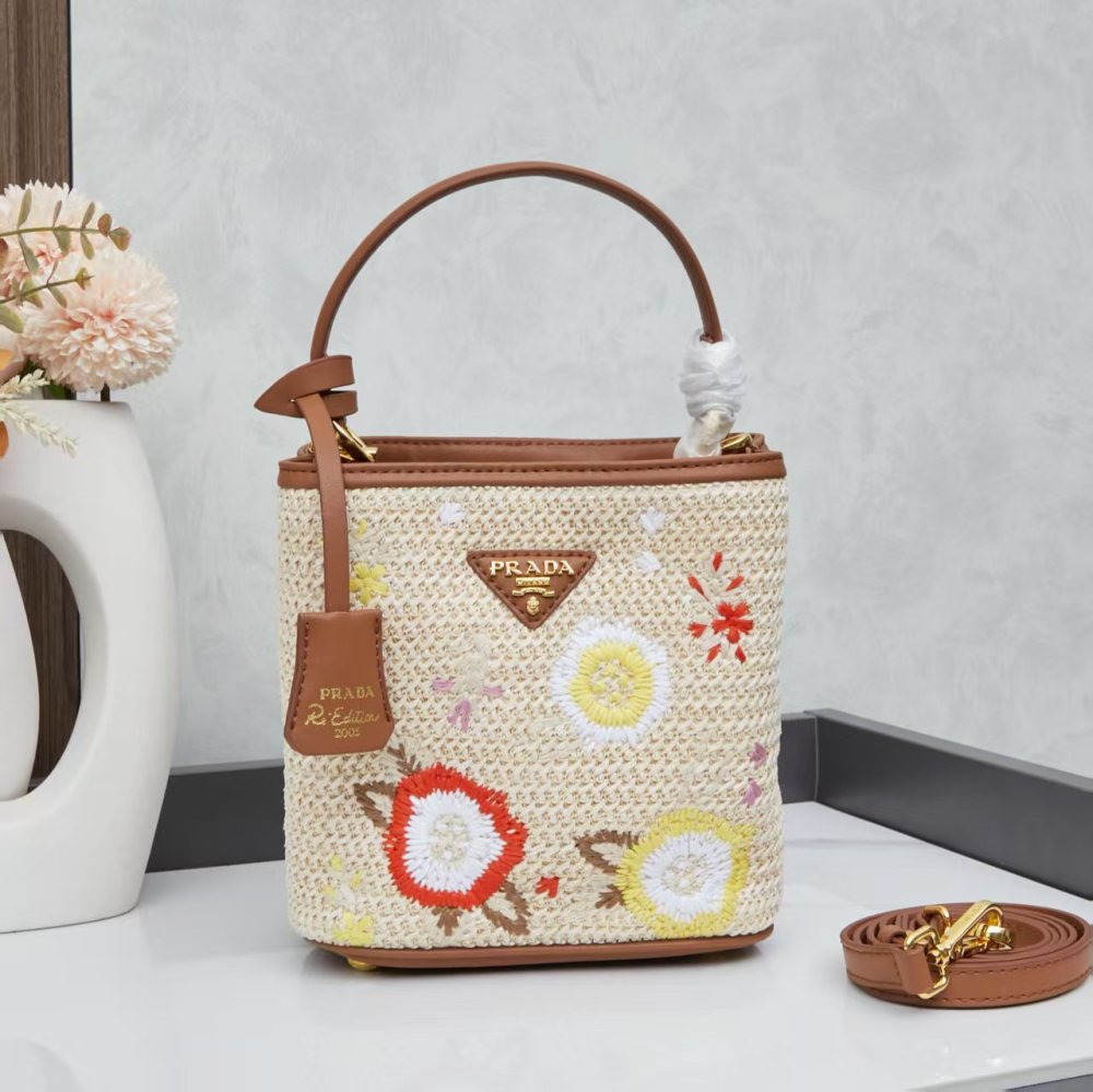 Prada（プラダ）Re-Edition 2005 草編み刺繍ミニバケツバッグ ブラウン コピー品