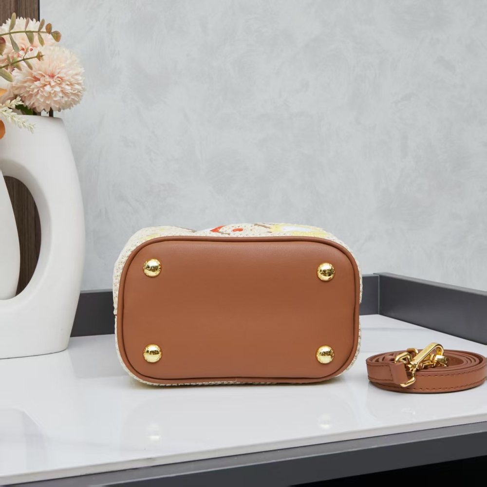 Prada（プラダ）Re-Edition 2005 草編み刺繍ミニバケツバッグ ブラウン コピー品