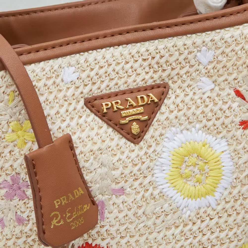 Prada（プラダ）Re-Edition 2005 草編み刺繍ミニバケツバッグ ブラウン コピー品