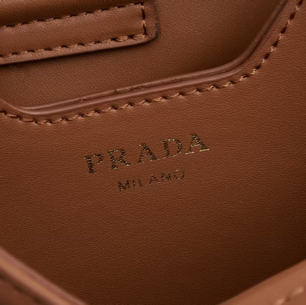 Prada（プラダ）Re-Edition 2005 草編み刺繍ミニバケツバッグ ブラウン コピー品