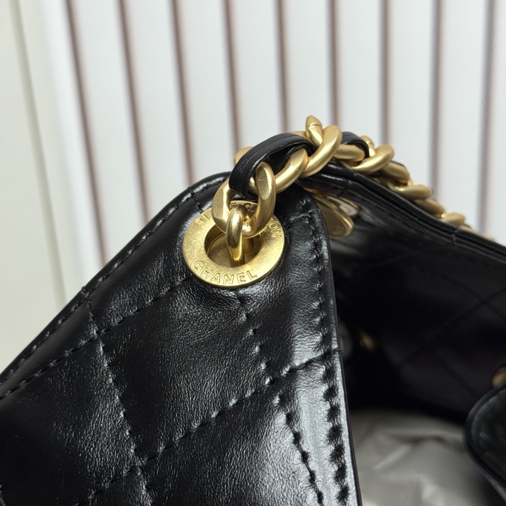 Chanel（シャネル）25C オイルドカーフスキン Hobo 腋下バッグ 小型 ブラック 30x26x14cm コピー品