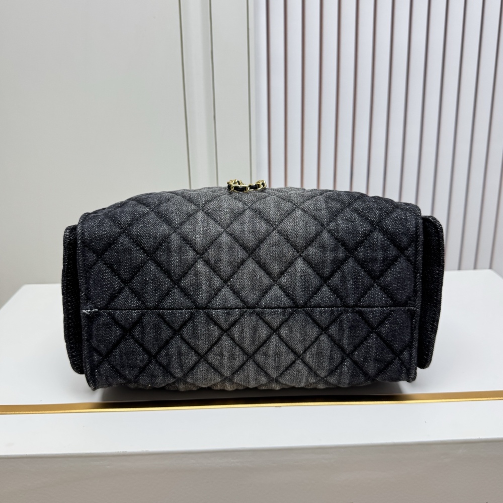 Chanel（シャネル）25C ウォッシュドデニム グラデーション Hobo 腋下バッグ 小型 30x26x14cm ブラック コピー品