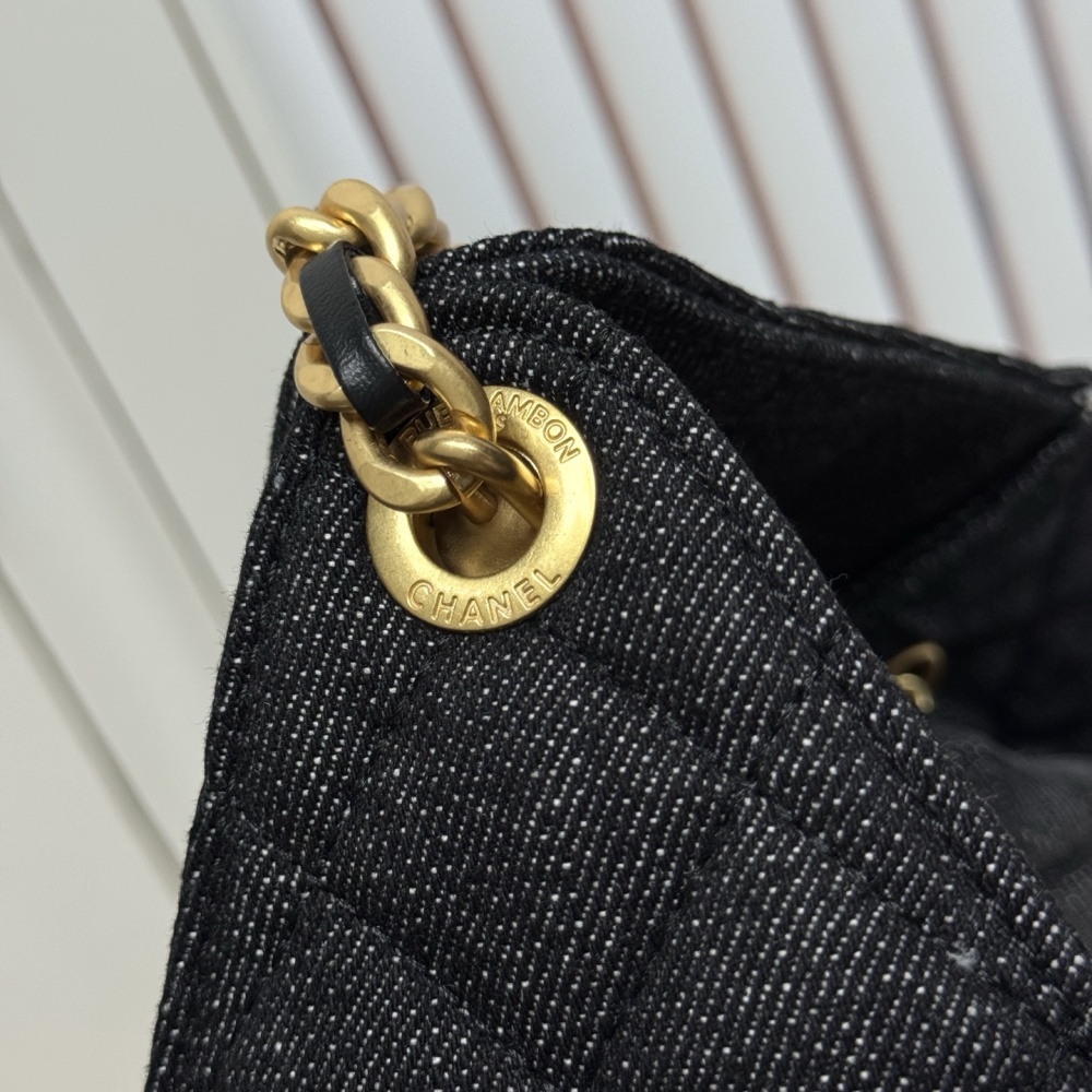 Chanel（シャネル）25C ウォッシュドデニム グラデーション Hobo 腋下バッグ 小型 30x26x14cm ブラック コピー品