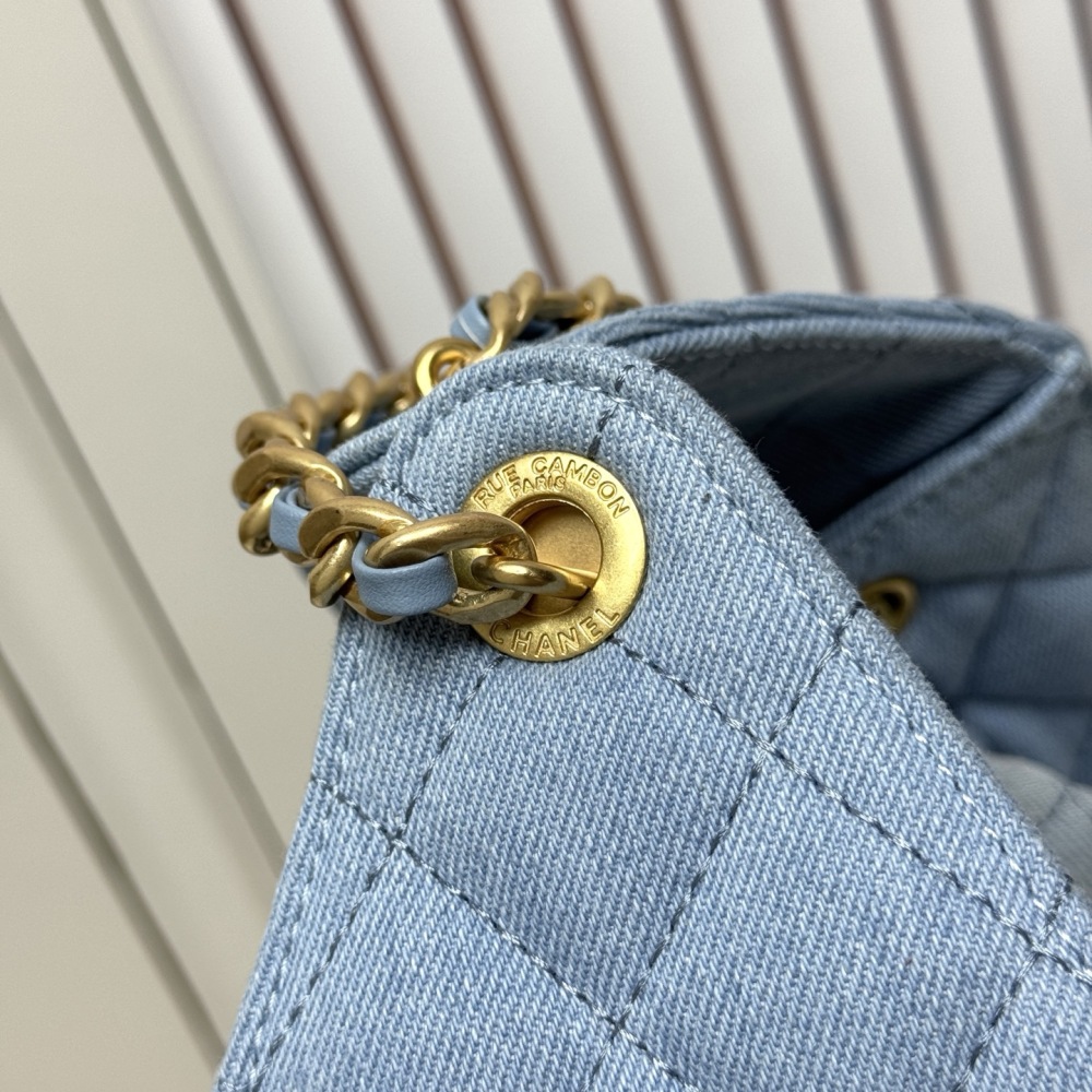 Chanel（シャネル）25C ウォッシュドデニム グラデーション Hobo 腋下バッグ 小型 30x26x14cm ブルー コピー品