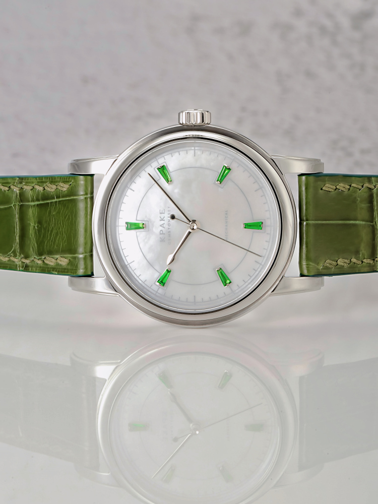 KPAKE 11.09-1T WHITE MOTHER-OF-PEARL & TSAVORITE GARNET
