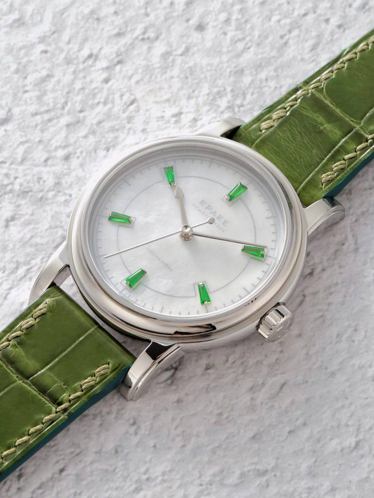 KPAKE 11.09-1T WHITE MOTHER-OF-PEARL & TSAVORITE GARNET