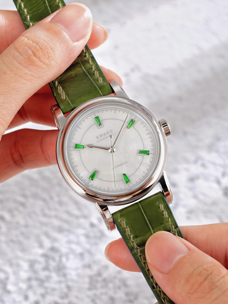 KPAKE 11.09-1T WHITE MOTHER-OF-PEARL & TSAVORITE GARNET
