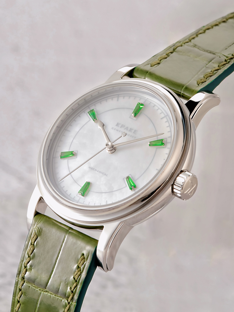 KPAKE 11.09-1T WHITE MOTHER-OF-PEARL & TSAVORITE GARNET