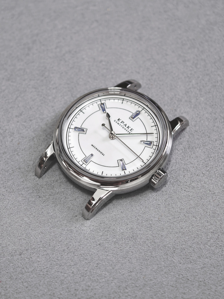KPAKE 11.09 SPECIAL EDITION – ELEGANT WHITE WITH NATURAL BLUE SAPPHIRES