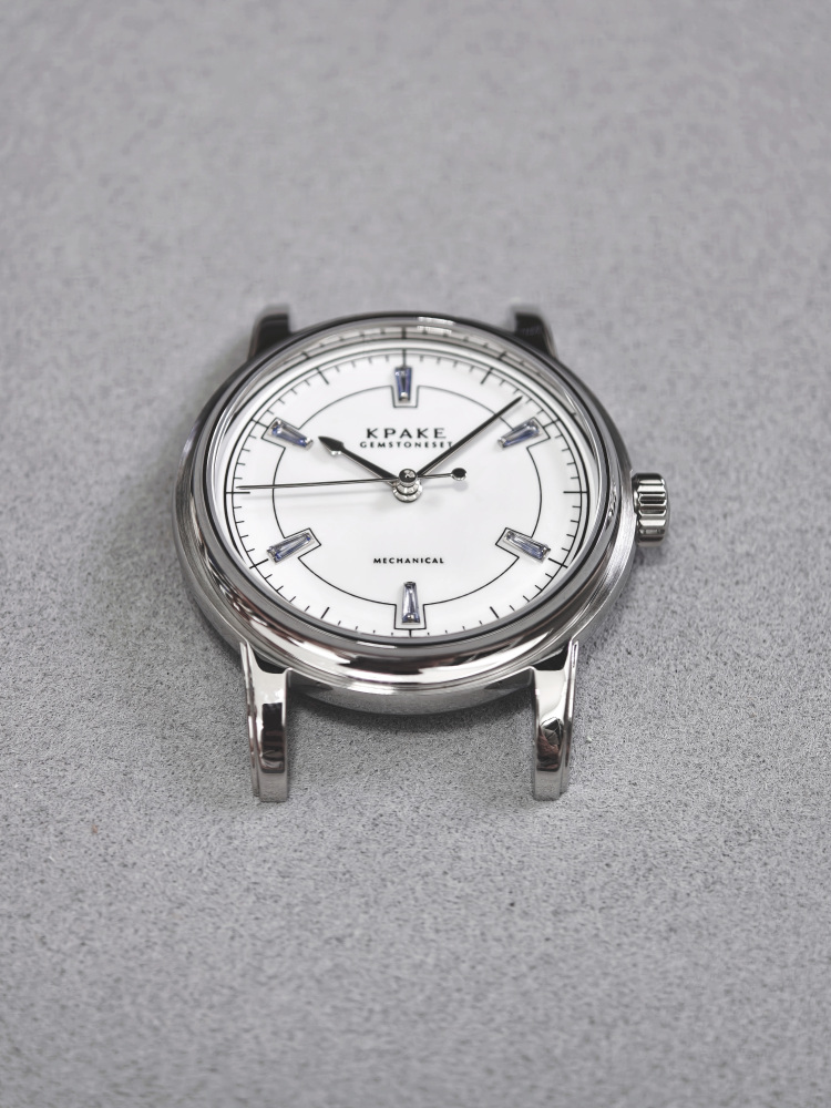 KPAKE 11.09 SPECIAL EDITION – ELEGANT WHITE WITH NATURAL BLUE SAPPHIRES