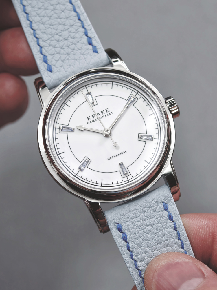 KPAKE 11.09 SPECIAL EDITION – ELEGANT WHITE WITH NATURAL BLUE SAPPHIRES