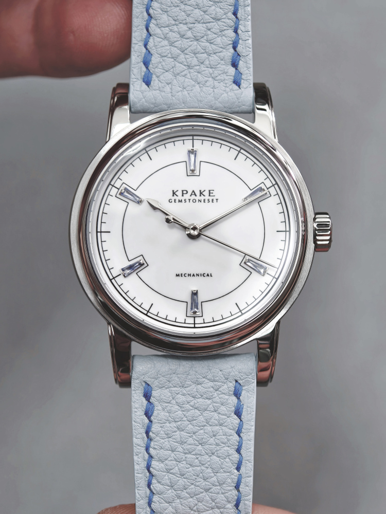 KPAKE 11.09 SPECIAL EDITION – ELEGANT WHITE WITH NATURAL BLUE SAPPHIRES