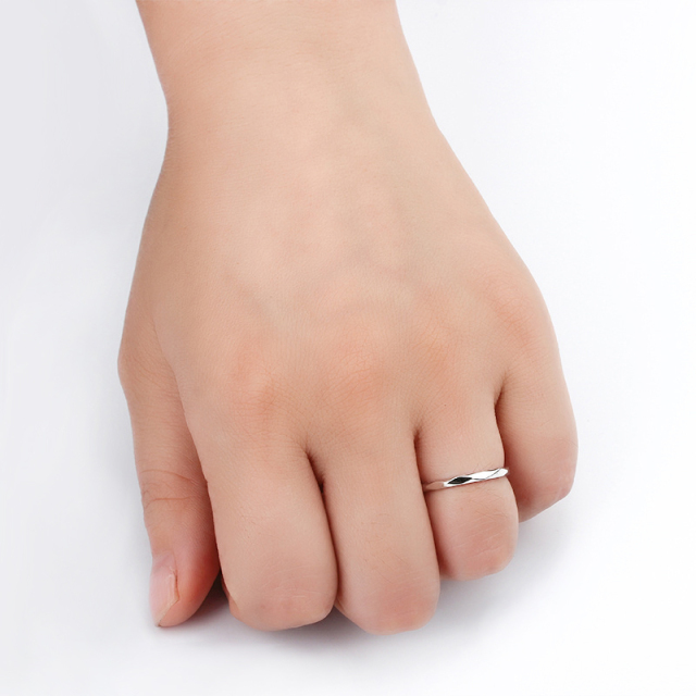 925 Sterling Silver Rhombus Cut Twist Thin Ring