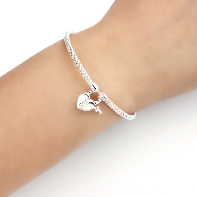 925 Sterling Silver Mesh Bangle With Heart Clasp