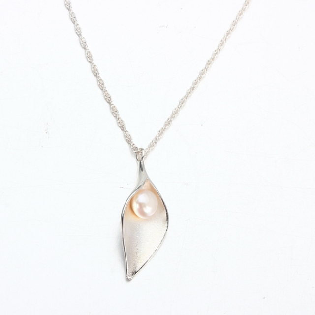 925 Sterling Silver Leaf Pendant Necklace with Freshwater Pearl