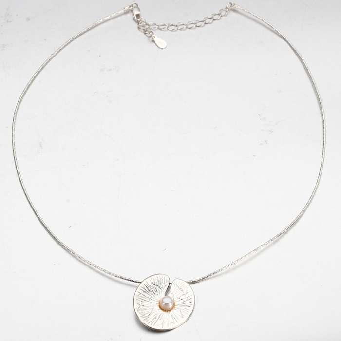 925 Sterling Silver Textured Leaf Pendant Necklace with Freshwater Pearl Accent and Adjustable Chain
