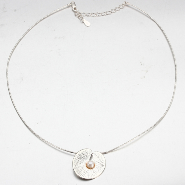 925 Sterling Silver Textured Leaf Pendant Necklace with Freshwater Pearl Accent and Adjustable Chain