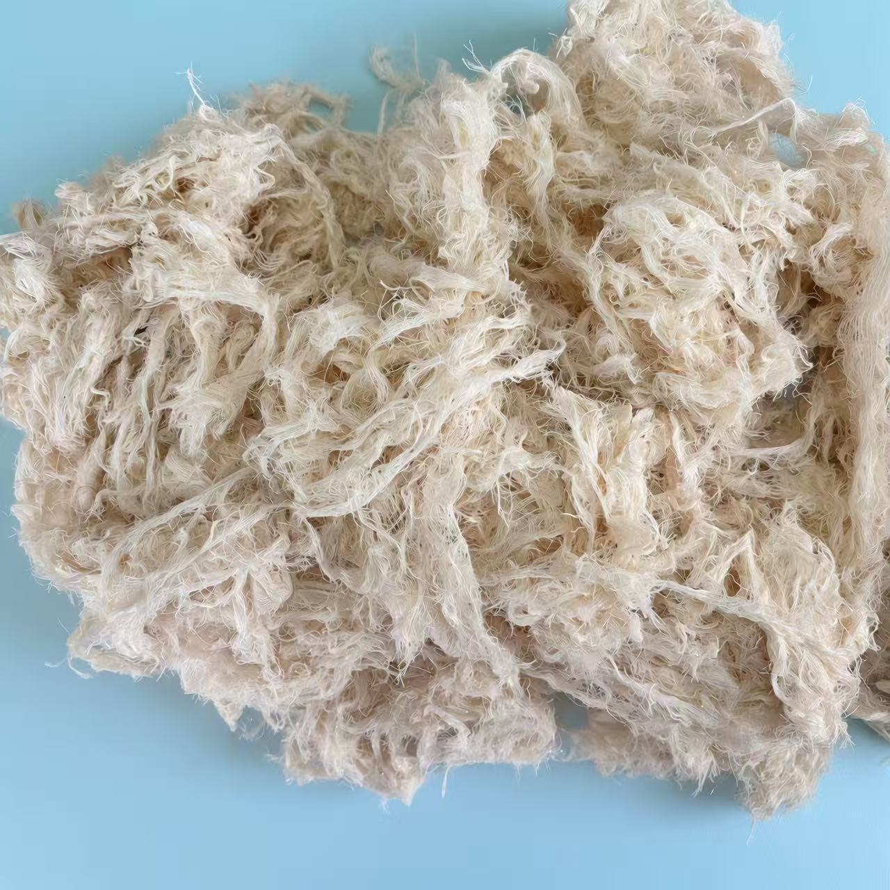 EcoWipePro off-white 10S cotton yarn waste – economical machine-sorted oil sorbent for high-volume industrial use.