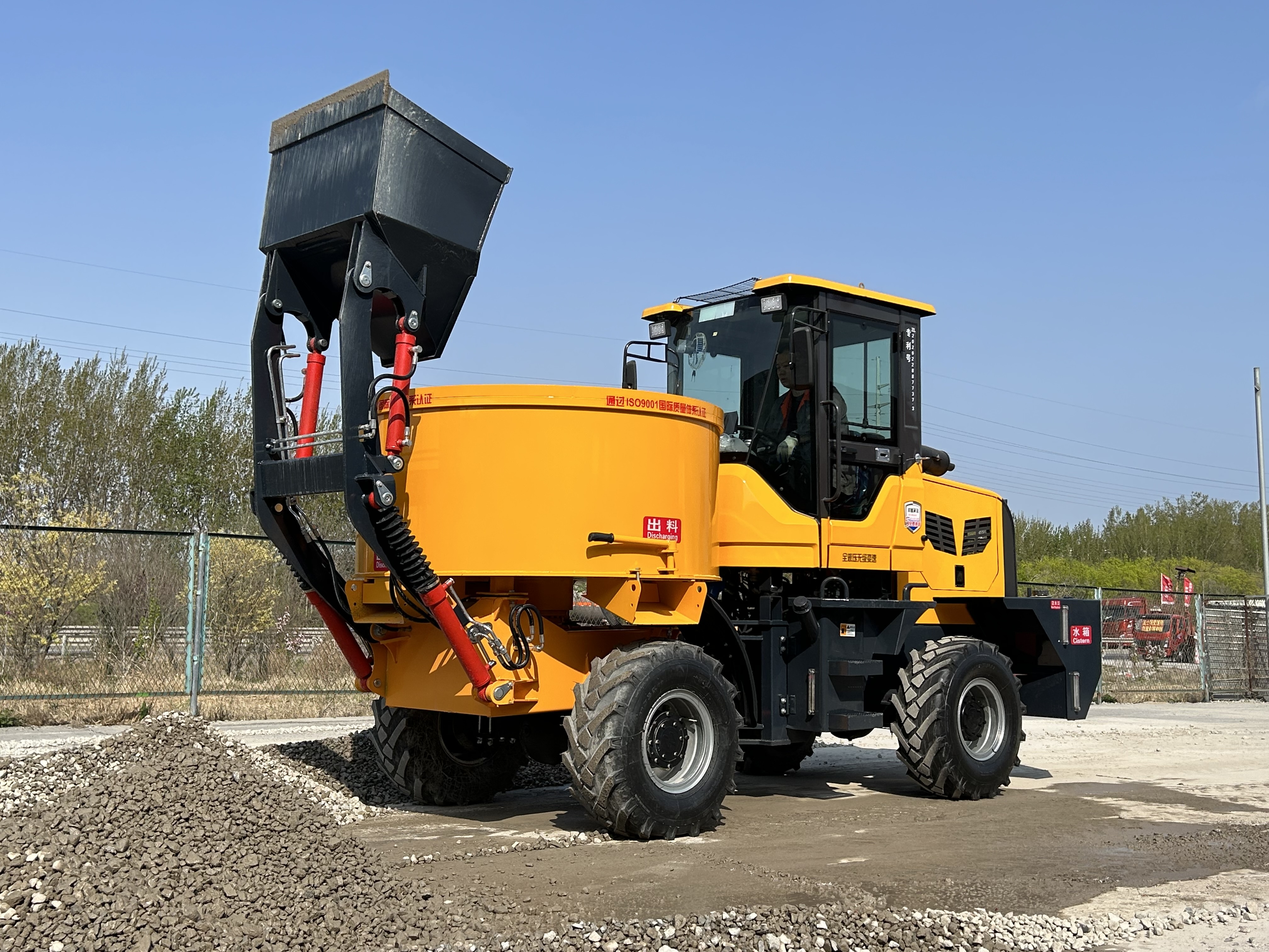 2m³ Self Loading Flat Mouth Concrete Mixer Truck | Small Mobile Concrete Mixer Machine for Construction