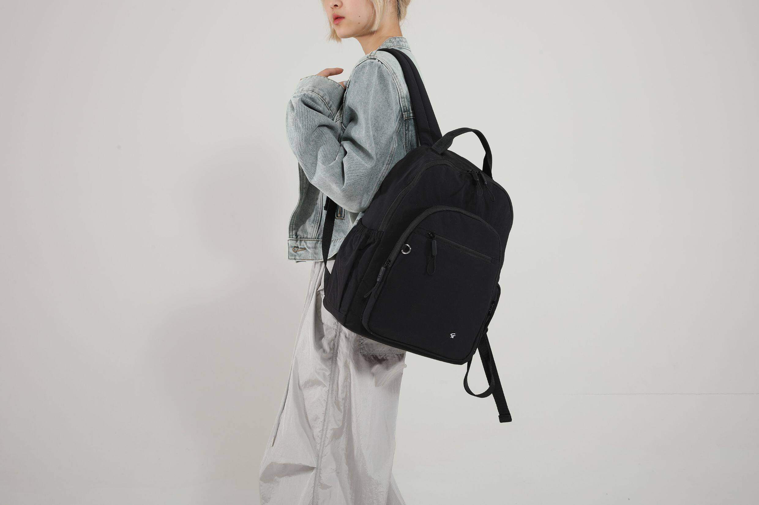 Single-shoulder carrying style