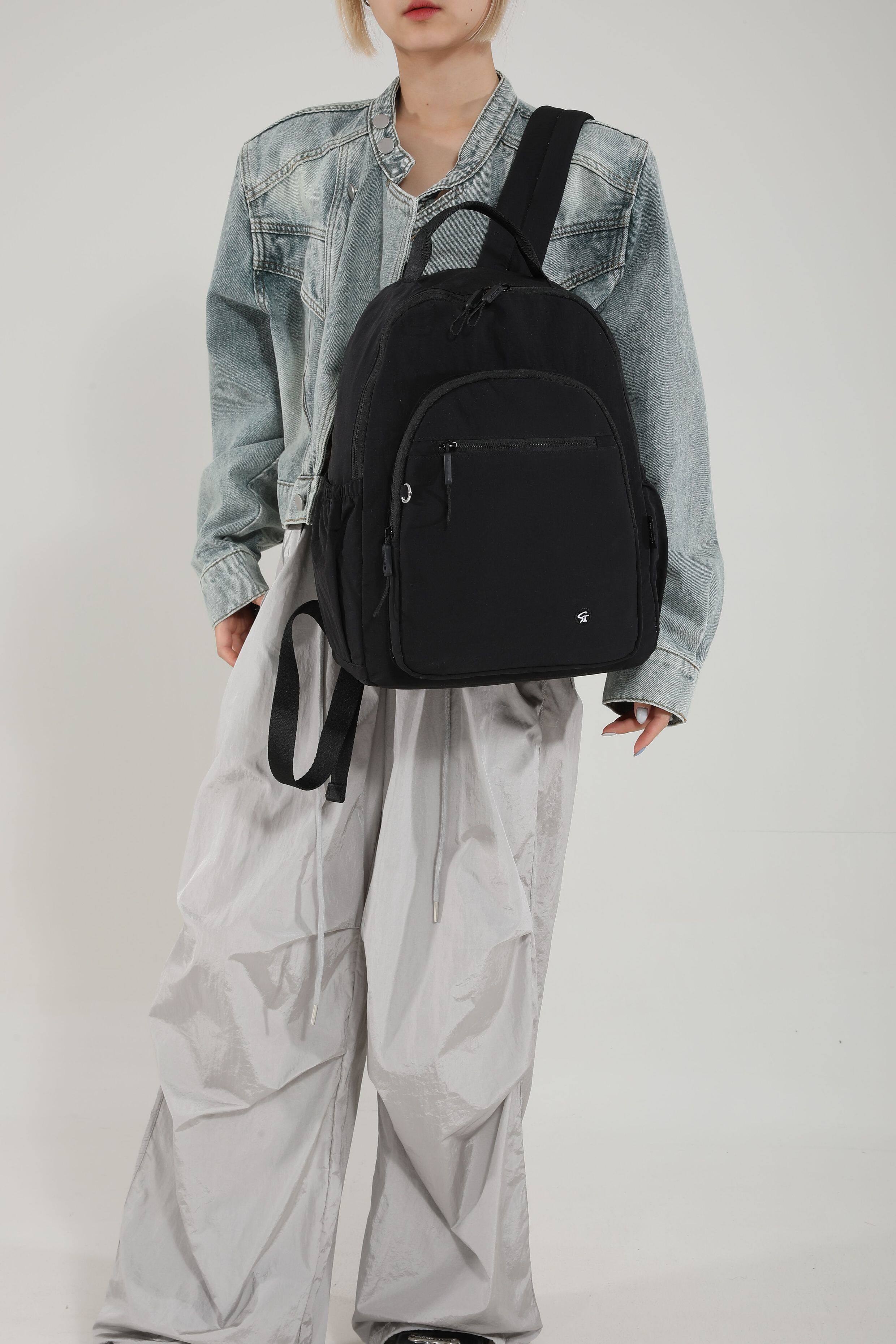 Dual-shoulder carrying style