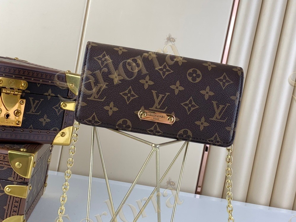 LV Wallet On Chain Lily
