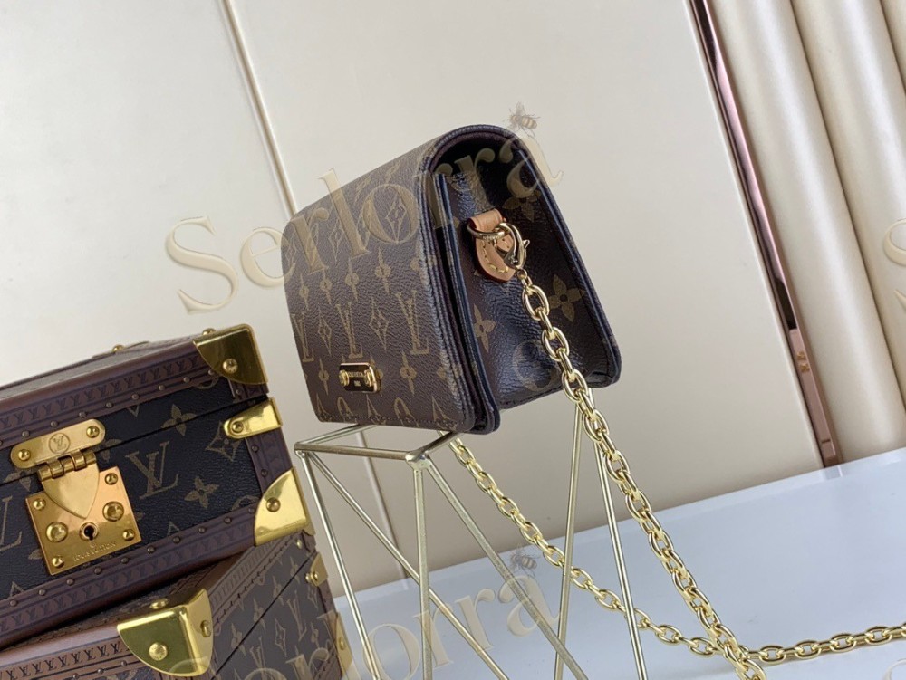 LV Wallet On Chain Lily