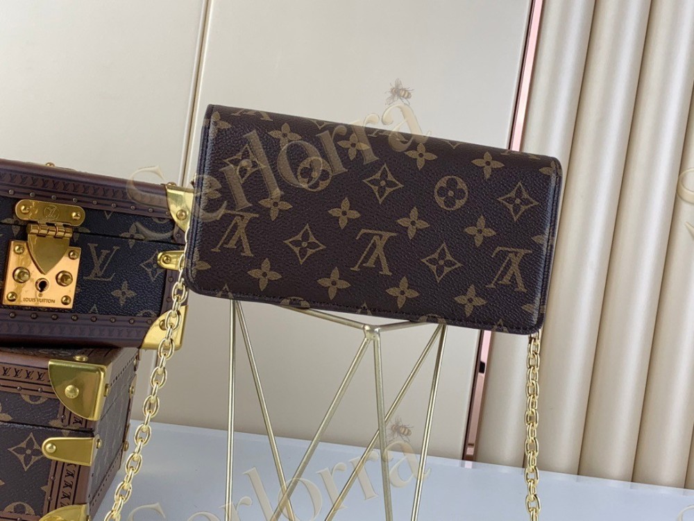 LV Wallet On Chain Lily