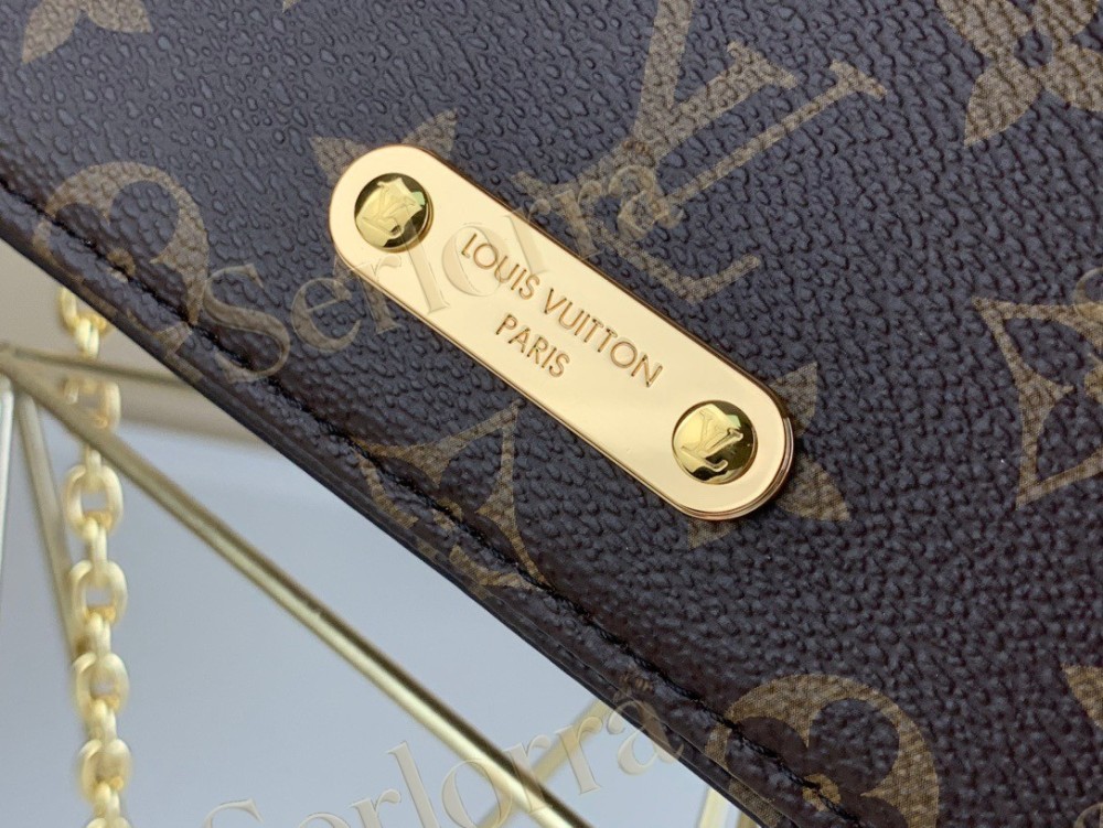 LV Wallet On Chain Lily