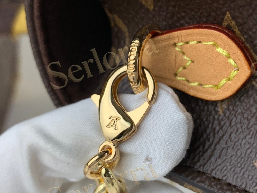 LV Wallet On Chain Lily