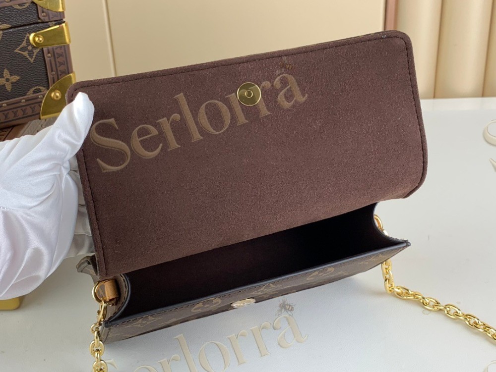 LV Wallet On Chain Lily