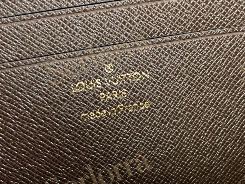 LV Wallet On Chain Lily