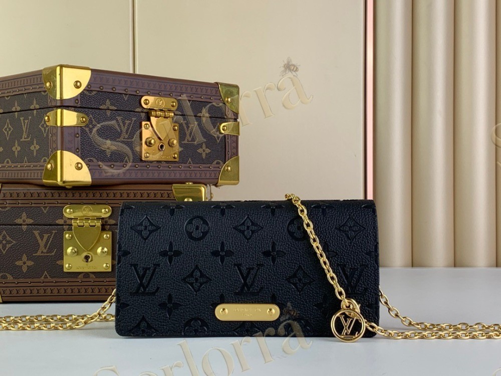LV Wallet On Chain Lily