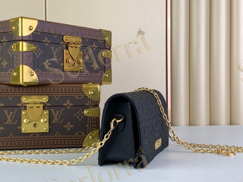 LV Wallet On Chain Lily